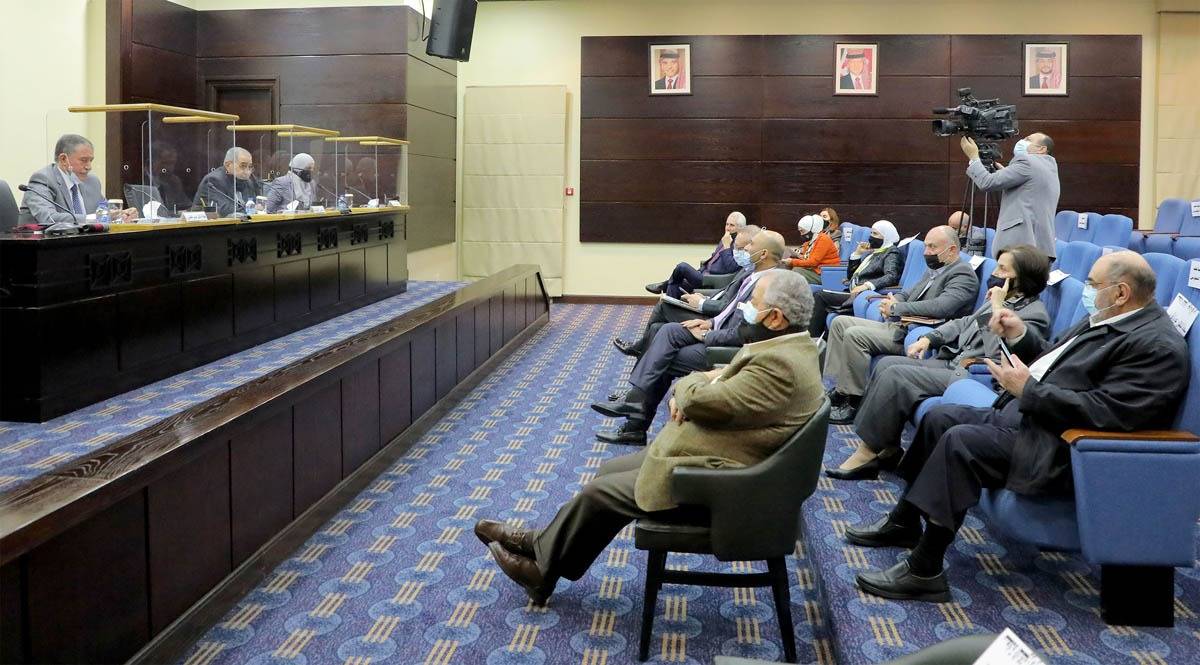 لجنة الصحة والبيئة والسكان في مجلس الأعيان تستضيف مدير عام مستشفى الجامعة الأردنية 