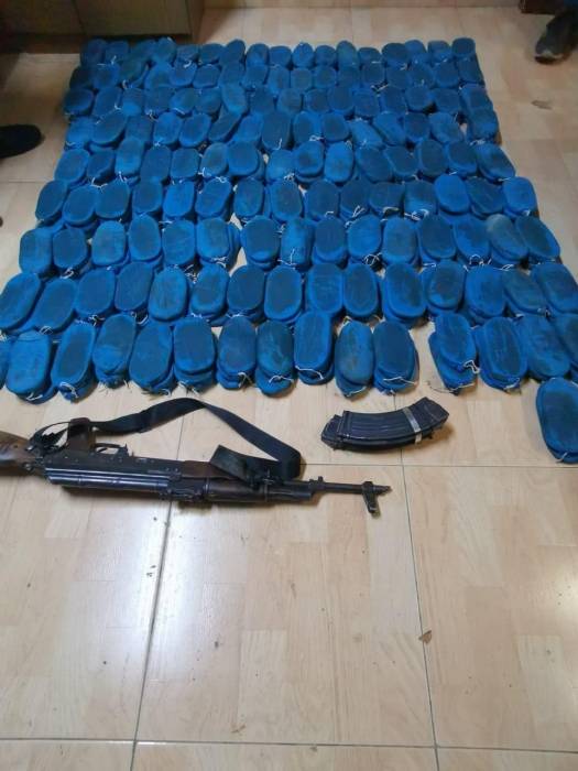 ضبط 60 كغم من مادة الحشيش المخدرة وسلاح اوتوماتيكي بمداهمة في البادية الشمالية .