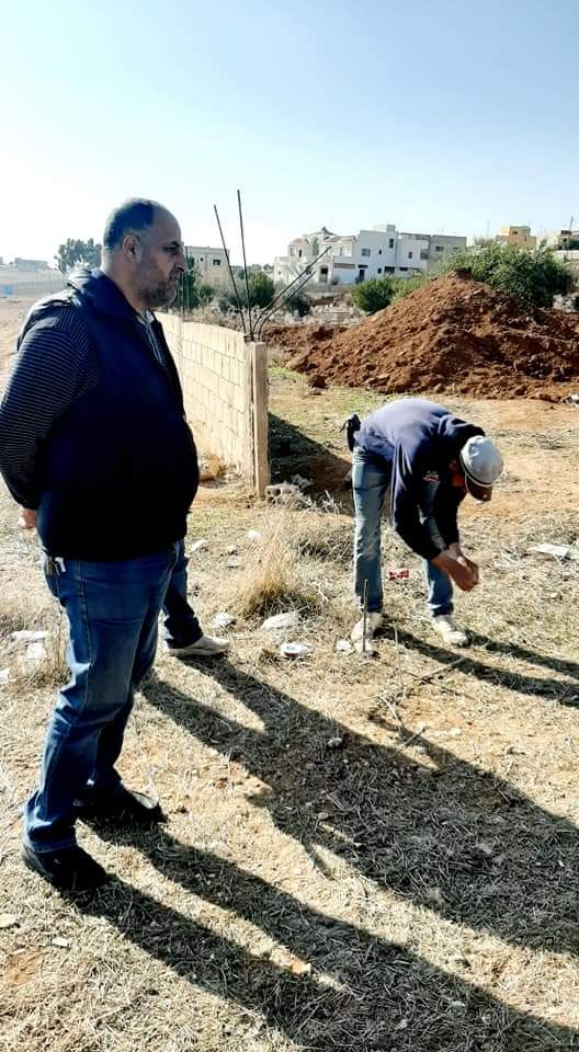 بلدية مادبا تبدأ بصيانة المقبرة الإسلامية بماعين