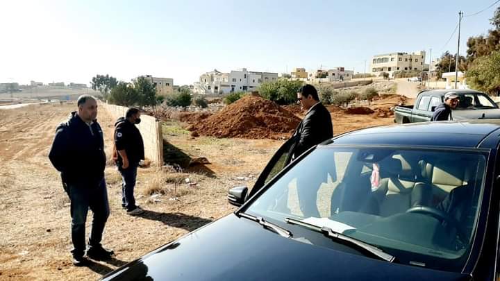 بلدية مادبا تبدأ بصيانة المقبرة الإسلامية بماعين