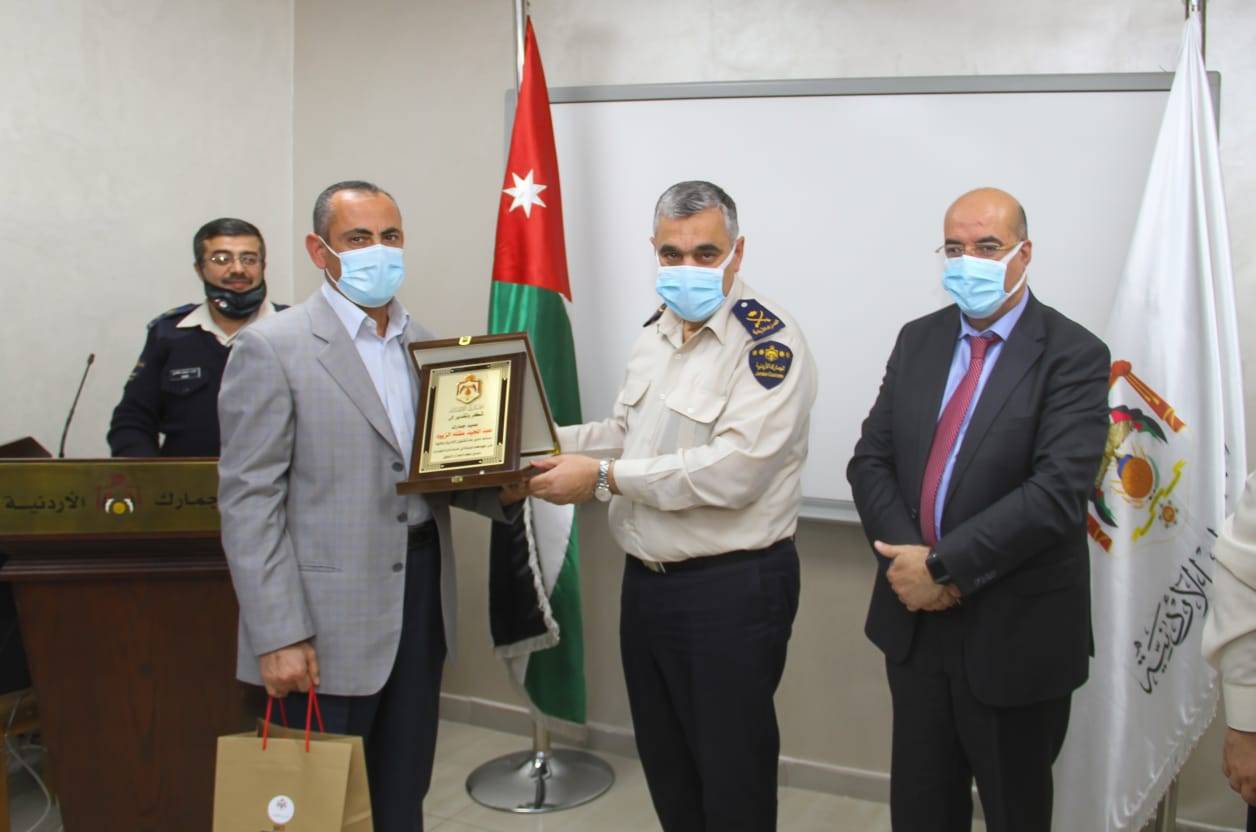 مدير عام الجمارك يكّرم عدداً من كبار موظفي الجمارك المتقاعدين