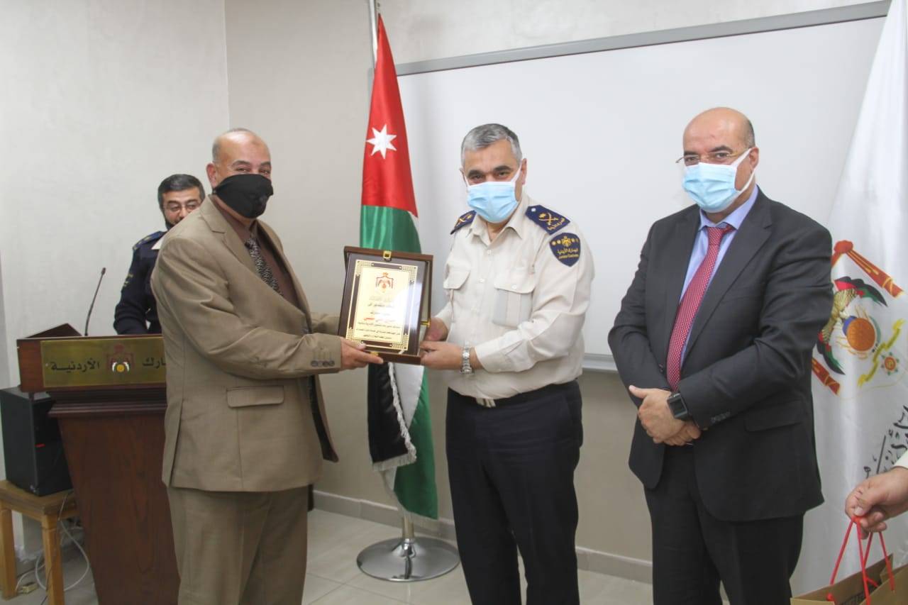مدير عام الجمارك يكّرم عدداً من كبار موظفي الجمارك المتقاعدين