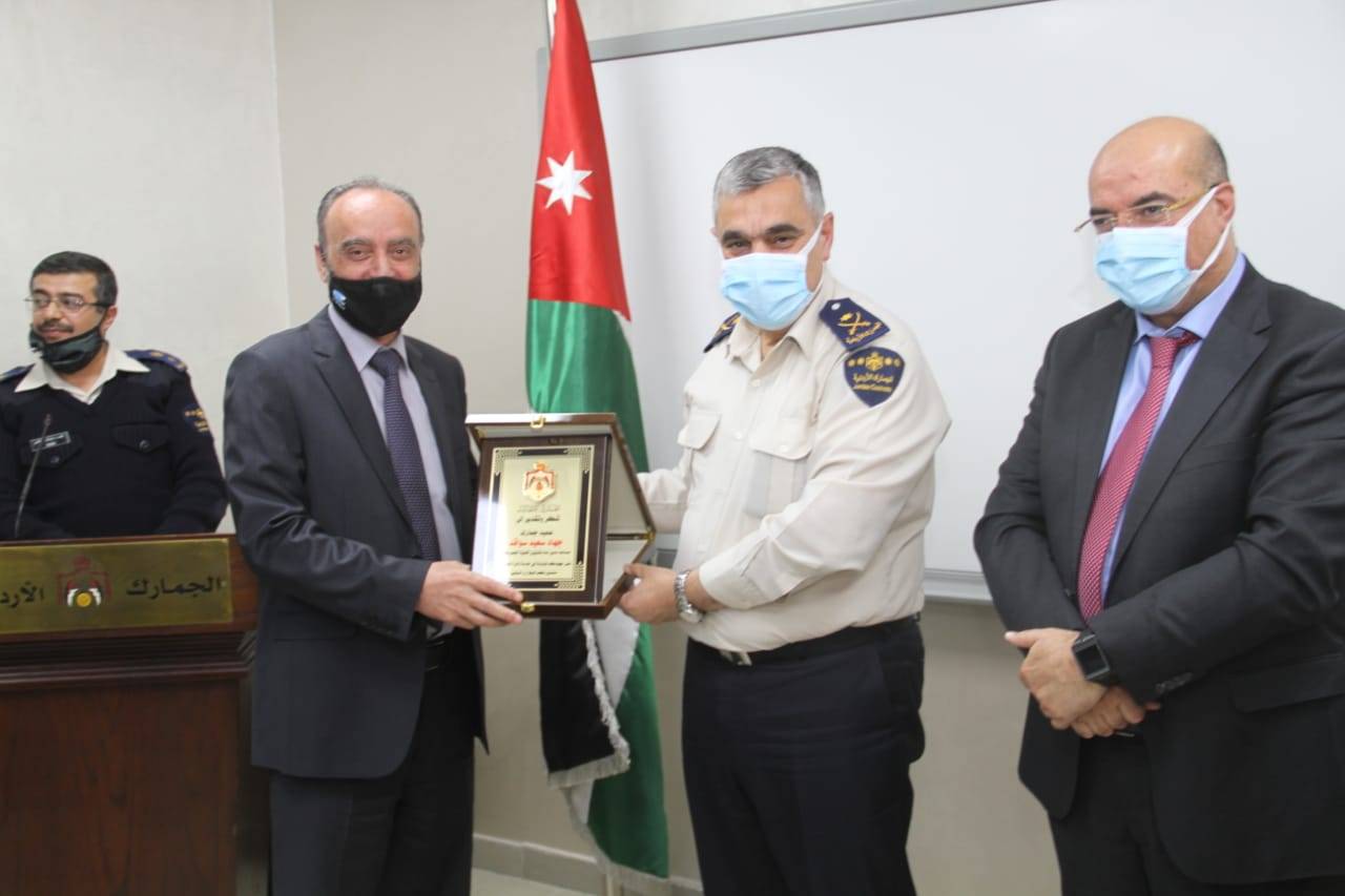 مدير عام الجمارك يكّرم عدداً من كبار موظفي الجمارك المتقاعدين