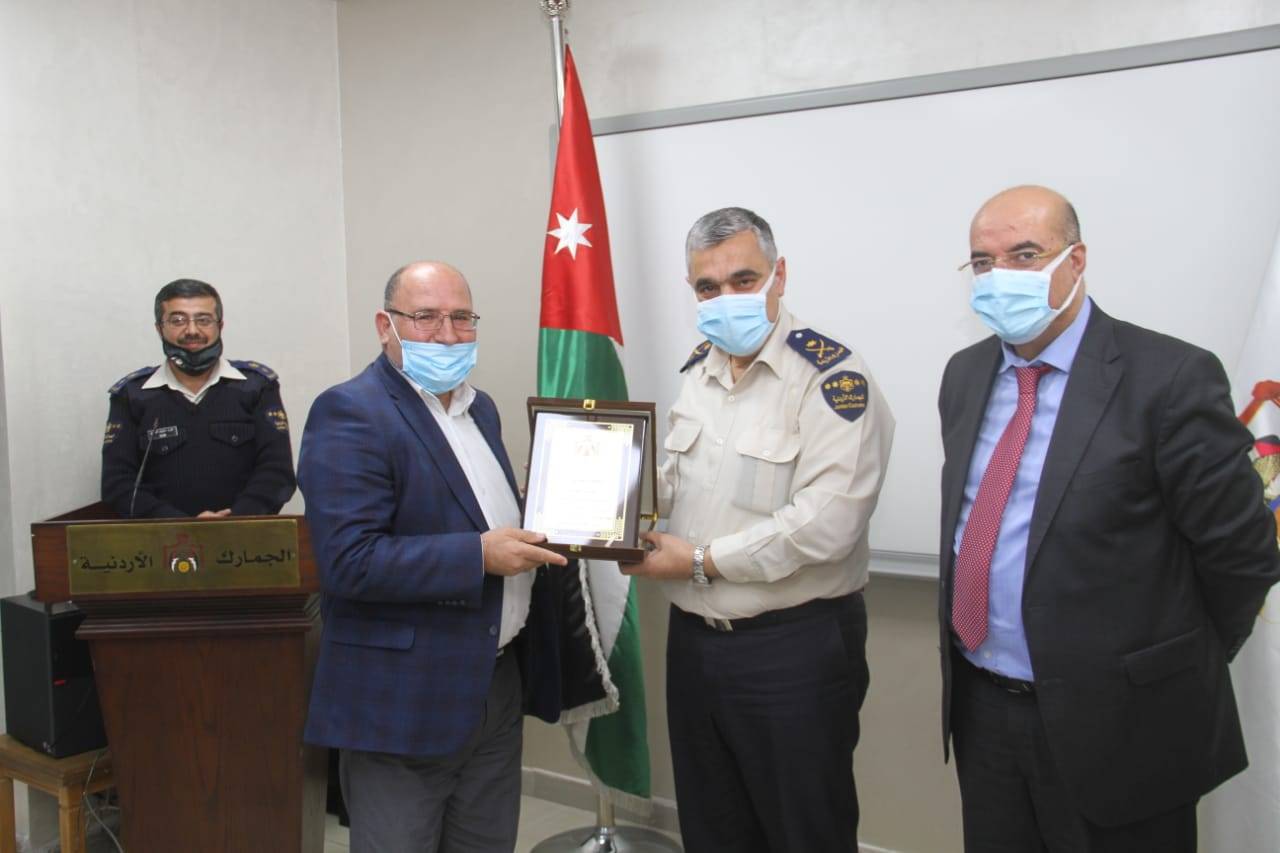 مدير عام الجمارك يكّرم عدداً من كبار موظفي الجمارك المتقاعدين