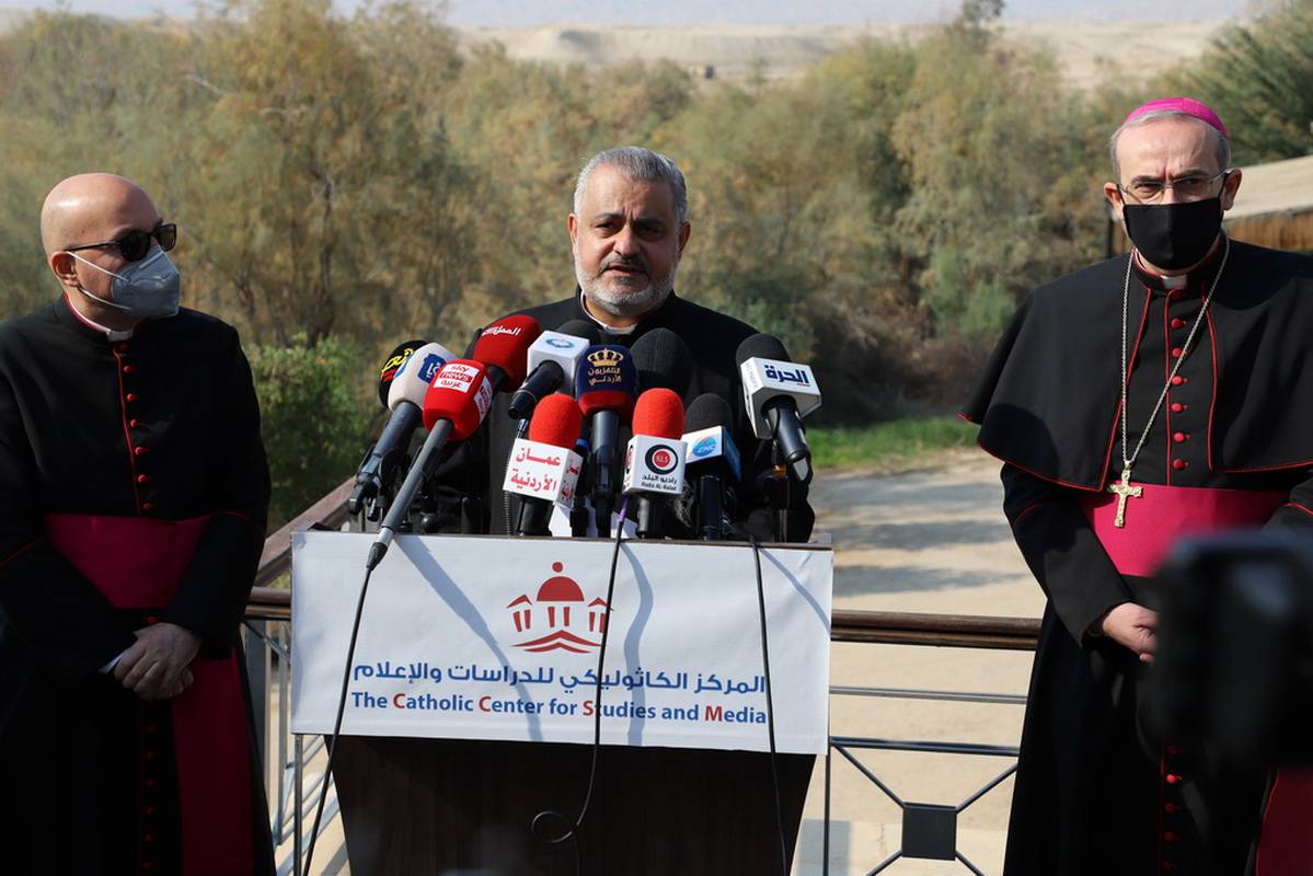 مؤتمر صحفي وقداس احتفالي للبطريرك بيتسابالا في يوم حج الكنائس الكاثوليكية إلى موقع المعمودية - المغطس