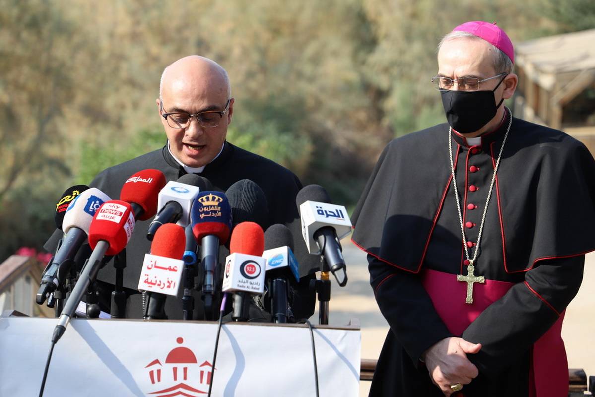 مؤتمر صحفي وقداس احتفالي للبطريرك بيتسابالا في يوم حج الكنائس الكاثوليكية إلى موقع المعمودية - المغطس