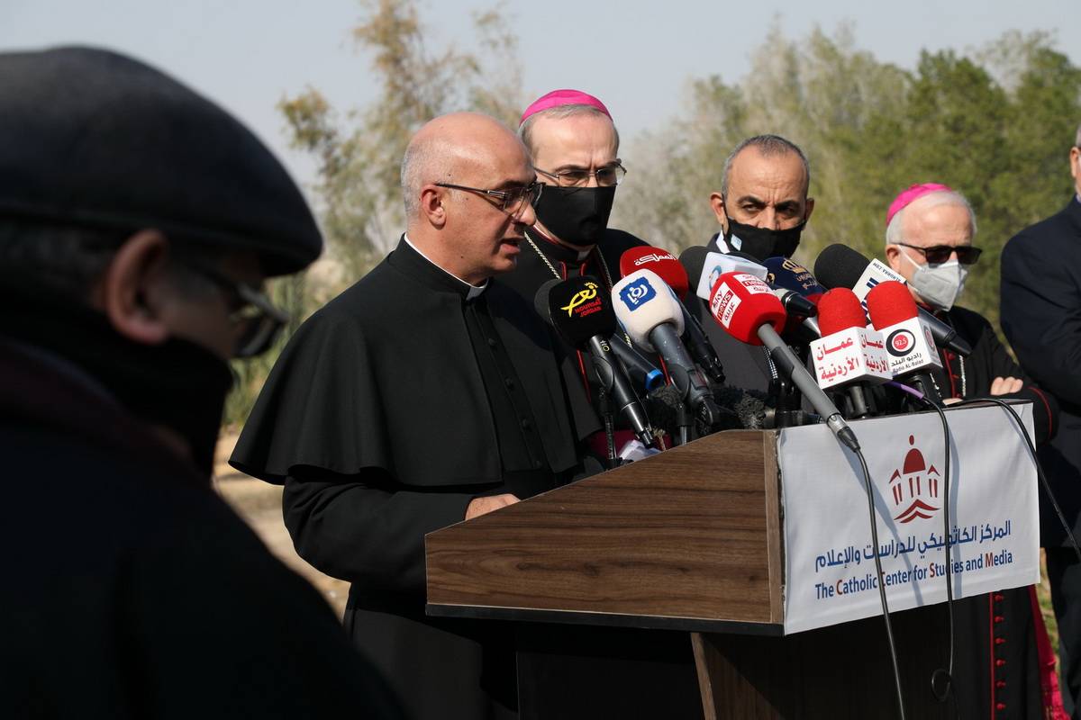 مؤتمر صحفي وقداس احتفالي للبطريرك بيتسابالا في يوم حج الكنائس الكاثوليكية إلى موقع المعمودية - المغطس