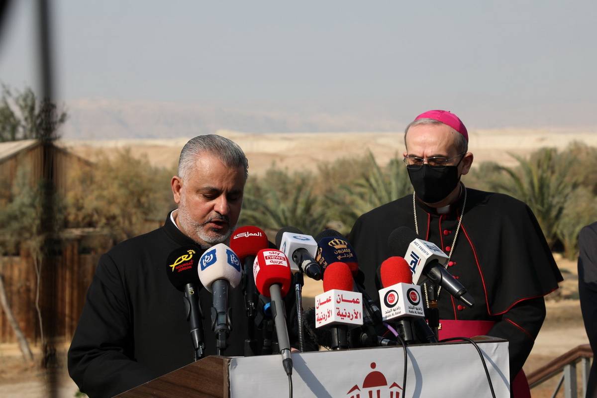 مؤتمر صحفي وقداس احتفالي للبطريرك بيتسابالا في يوم حج الكنائس الكاثوليكية إلى موقع المعمودية - المغطس