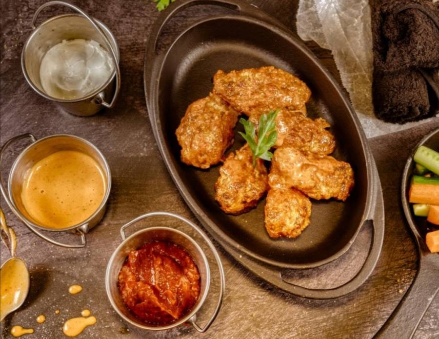 مطعم بلاك سميث يدعو رواده للاستمتاع بتناول أجنحة الدجاج الحارة مع صلصة هوت صوص المميزة