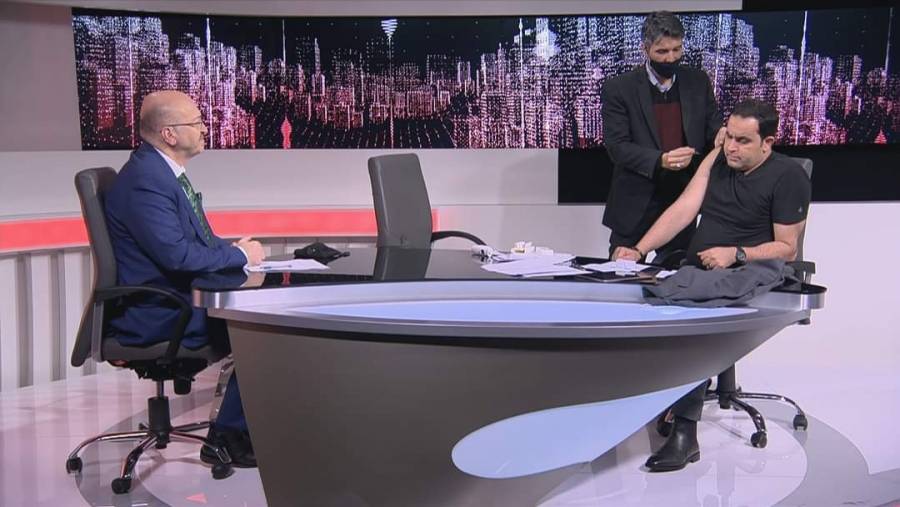 بالصور .. الزميل عامر الرجوب يتلقى لقاح كورونا على الهواء مباشرة
