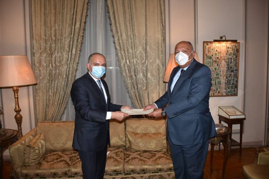 السفير امجد العضايلة يتقدم بنسخة من أوراق اعتماده سفيراً فوق العادة ومفوض للاردن بمصر لوزير الخارجية المصري