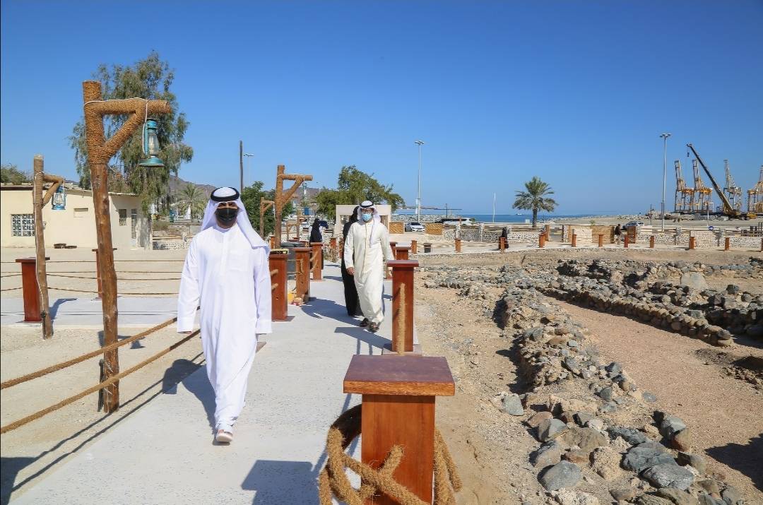 هيئة الشارقة للآثار تنظم جولة ميدانية بخورفكان لهيئة الإنماء التجاري والسياحي