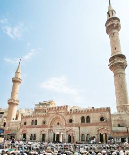 وزارة الأوقاف تباشر التخطيط لبناء منبر خشبي للمسجد الحسيني بوسط البلد