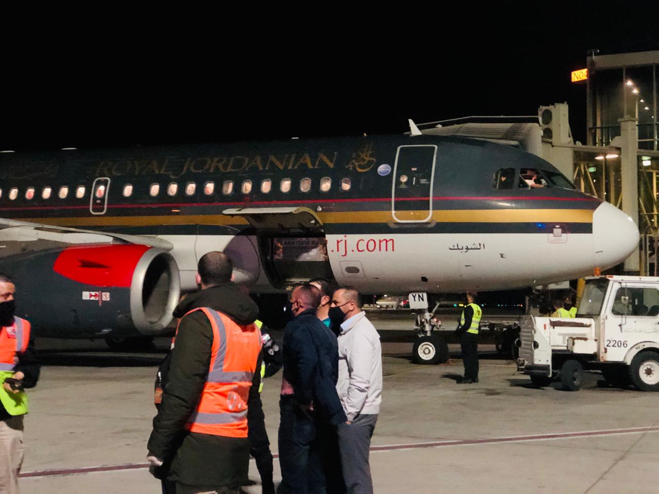 وصول الدفعة الأولى من مطعوم فايزر المضاد لكورونا الى الأردن .. فيديو وصور 