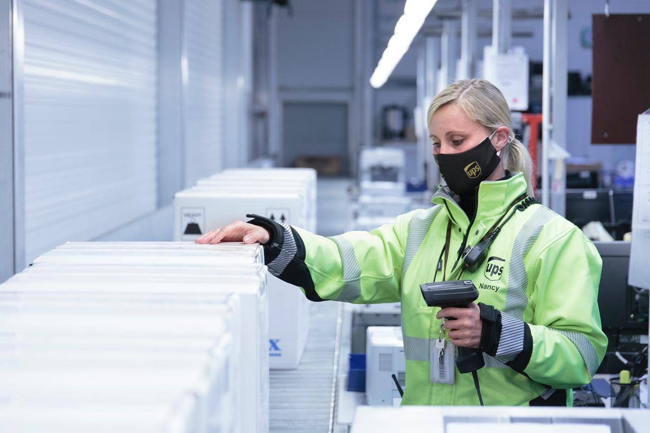 وصول الدفعة الأولى من مطعوم فايزر المضاد لكورونا الى الأردن .. فيديو وصور 