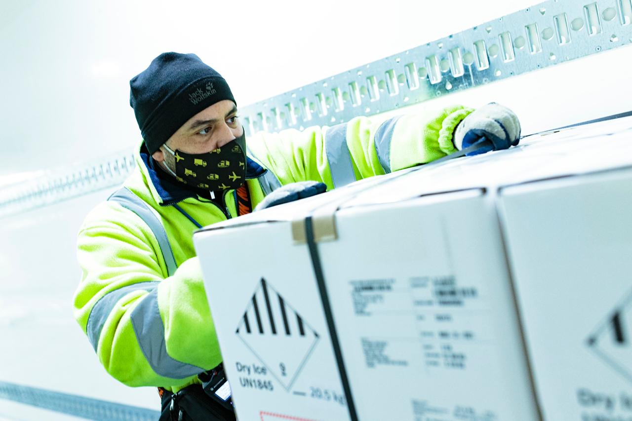 وصول الدفعة الأولى من مطعوم فايزر المضاد لكورونا الى الأردن .. فيديو وصور 
