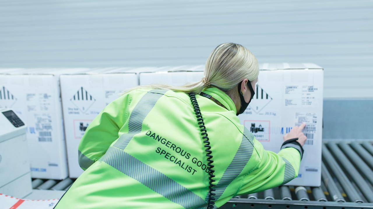 وصول الدفعة الأولى من مطعوم فايزر المضاد لكورونا الى الأردن .. فيديو وصور 