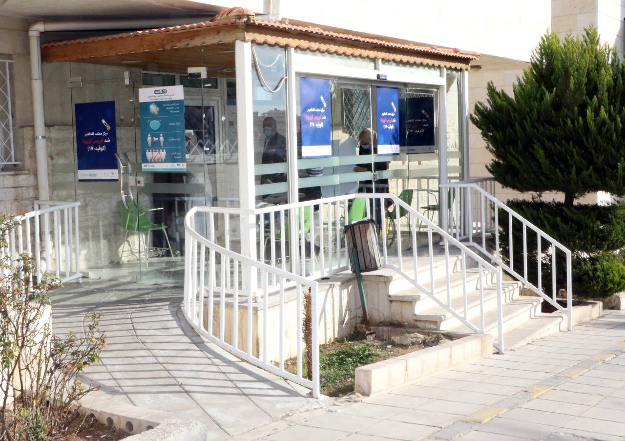استعداداً للبدء بحملة التطعيم .. مستشفى الجامعة الأردنية يُخصّص مركزاً للتطعيم ضد فايروس كورونا 