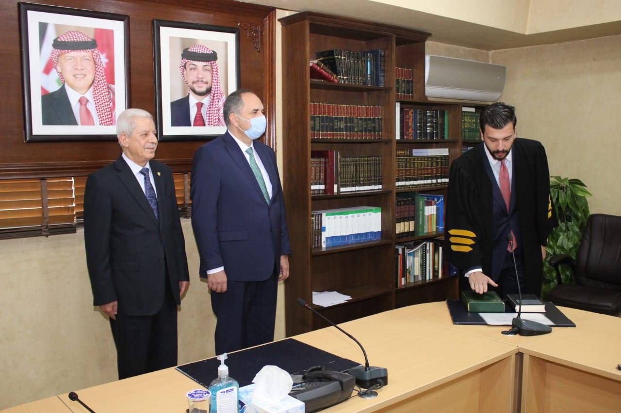 الصحفي محمد سالم القضاة يهنئ ابن شقيقه المحامي سالم سامي القضاة بمناسبة أداءه القسم القانوني