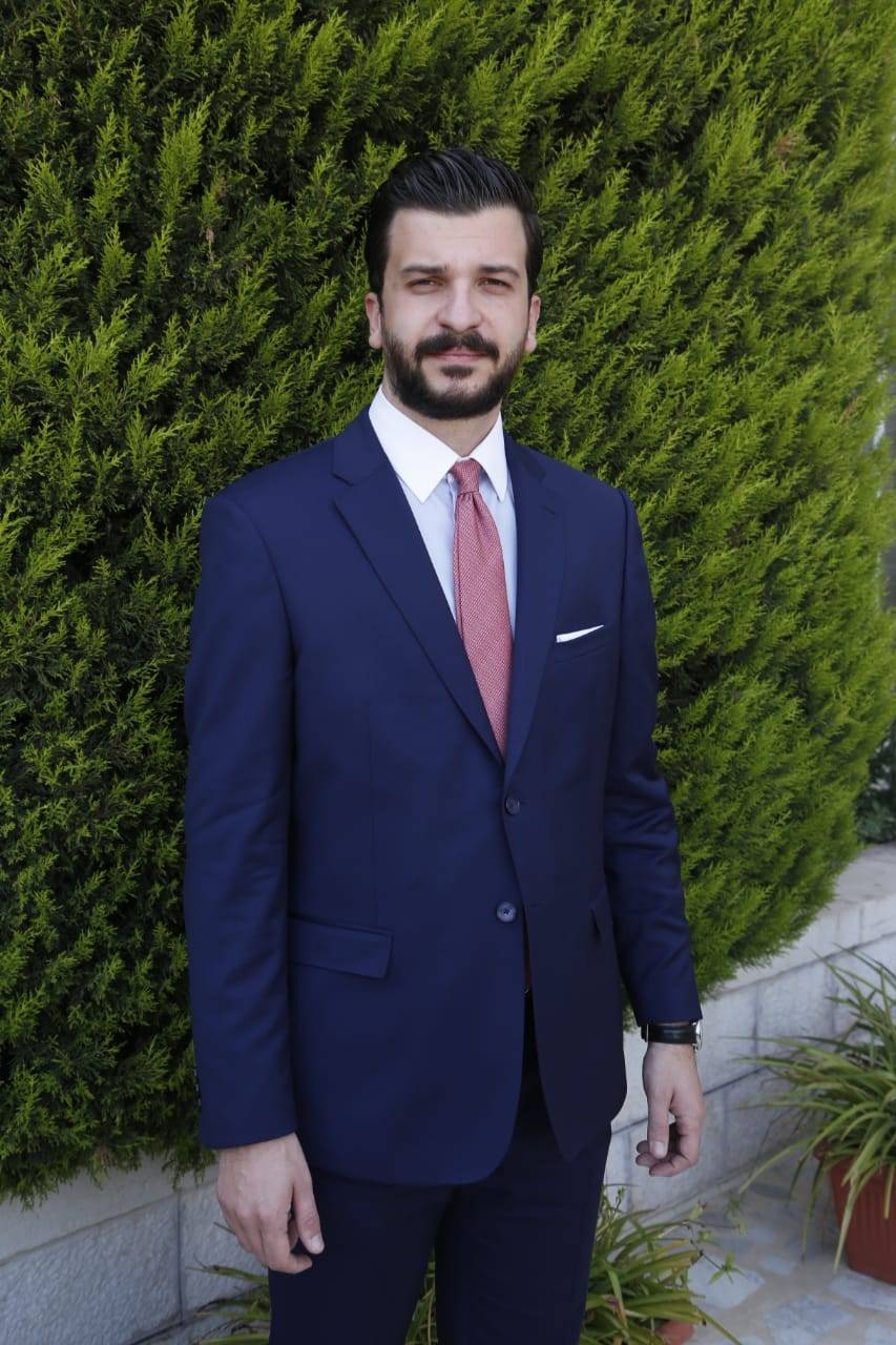 الصحفي محمد سالم القضاة يهنئ ابن شقيقه المحامي سالم سامي القضاة بمناسبة أداءه القسم القانوني