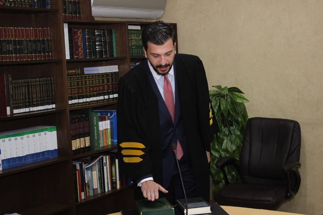 الصحفي محمد سالم القضاة يهنئ ابن شقيقه المحامي سالم سامي القضاة بمناسبة أداءه القسم القانوني