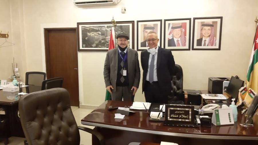 مساعد أمين عام وزارة الصحة يتفقد سير عملية التطعيم في مستشفى الجامعة الأردنية