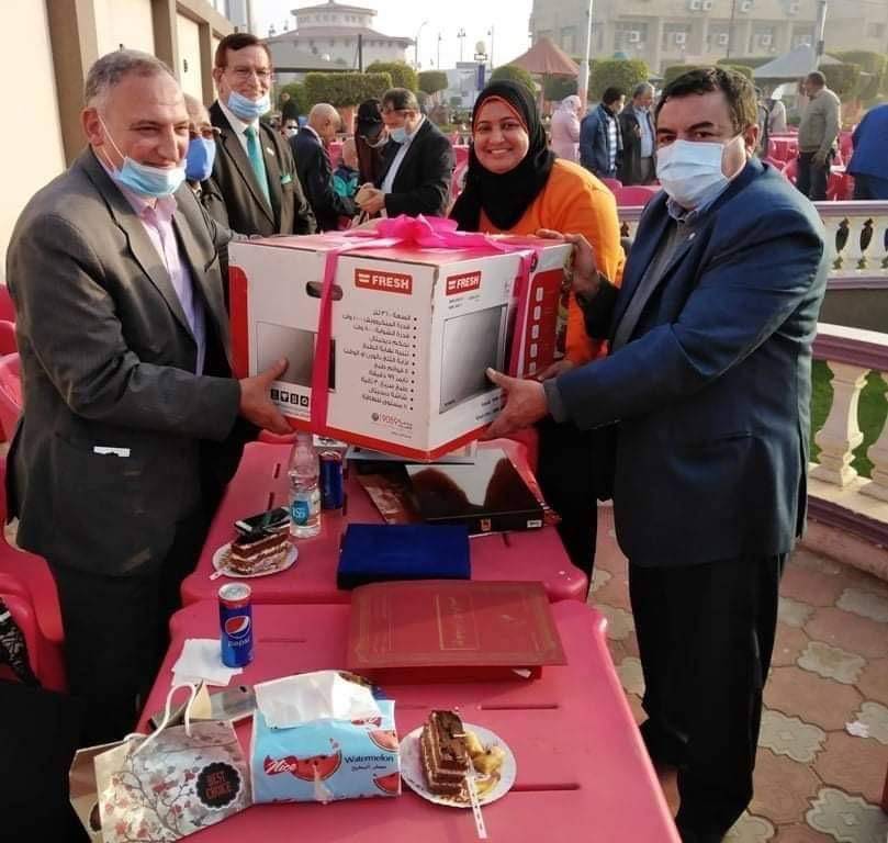 الوزير والمدير والجماهير نحو النجاحات تسير