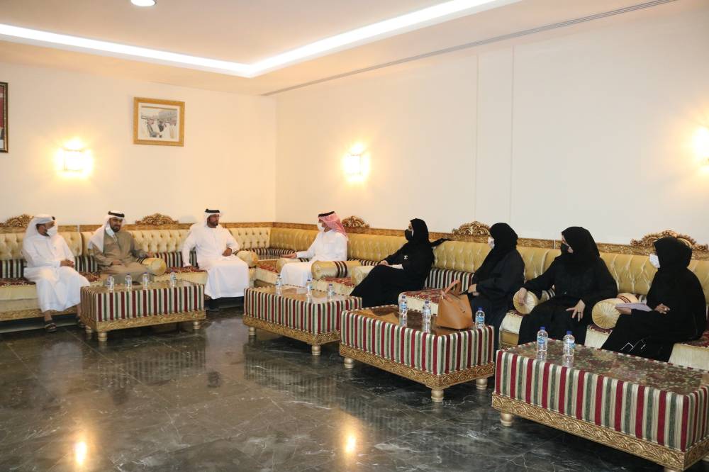 لجنة شؤون التربية والتعليم والثقافة والاعلام والشباب بالمجلس الاستشاري لإمارة الشارقة تزور نادي الشارقة للصقارين ونادي الشارقة لسباقات الهجن وتطلع على أجندة أعمالهما الرياضية خلال عام 2021 