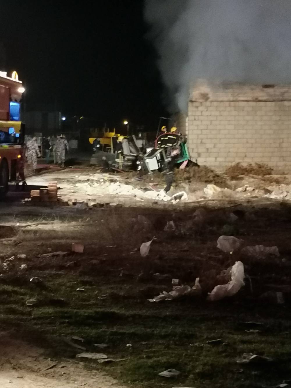 حريق مستودع داخل المدينة الصناعية في محافظة المفرق.. والدفاع المدني يتواجد في مكان الحادثة 