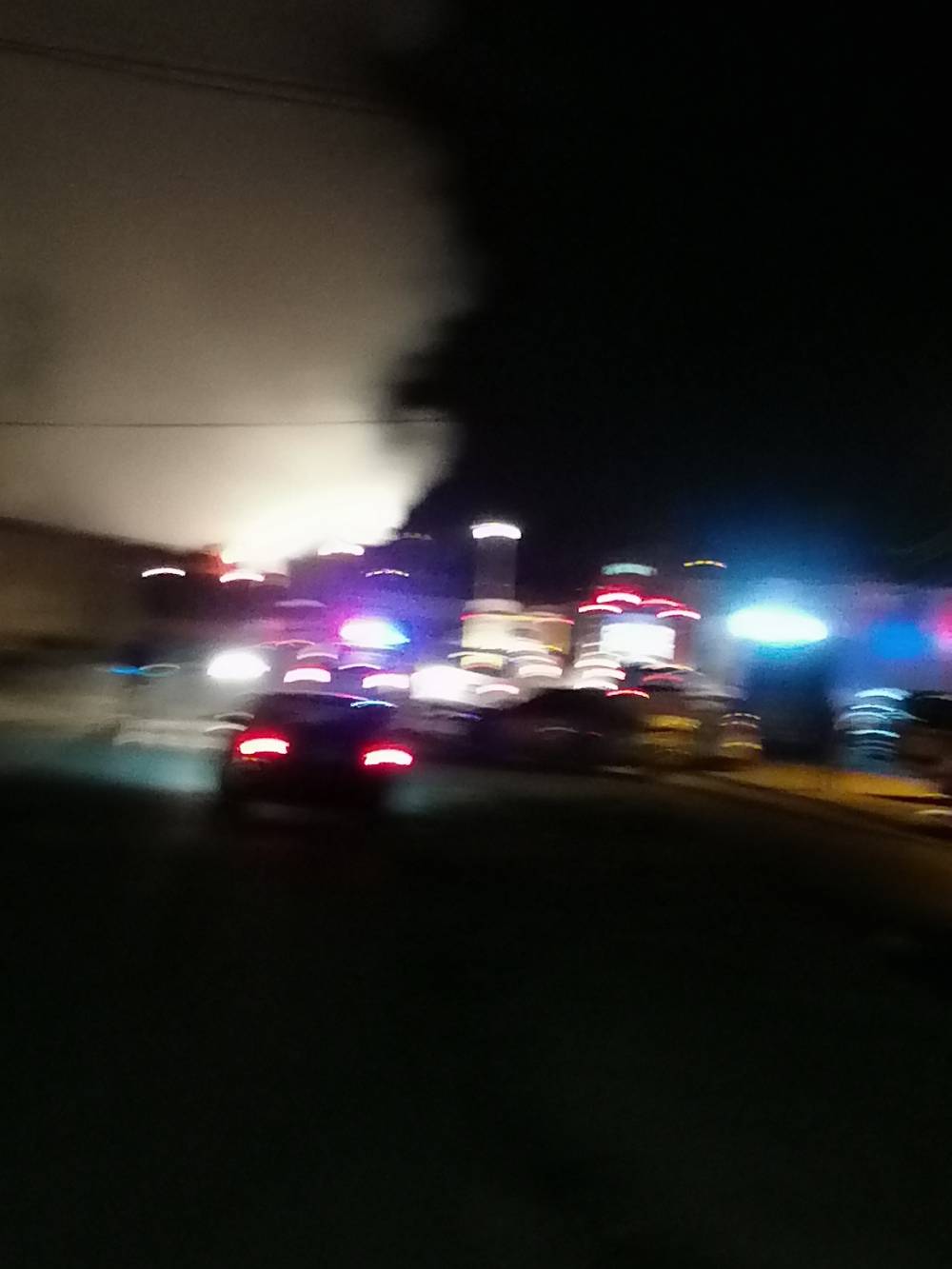 حريق مستودع داخل المدينة الصناعية في محافظة المفرق.. والدفاع المدني يتواجد في مكان الحادثة 