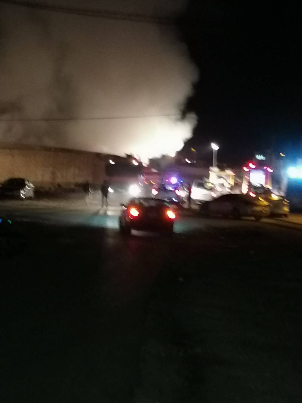 حريق مستودع داخل المدينة الصناعية في محافظة المفرق.. والدفاع المدني يتواجد في مكان الحادثة 