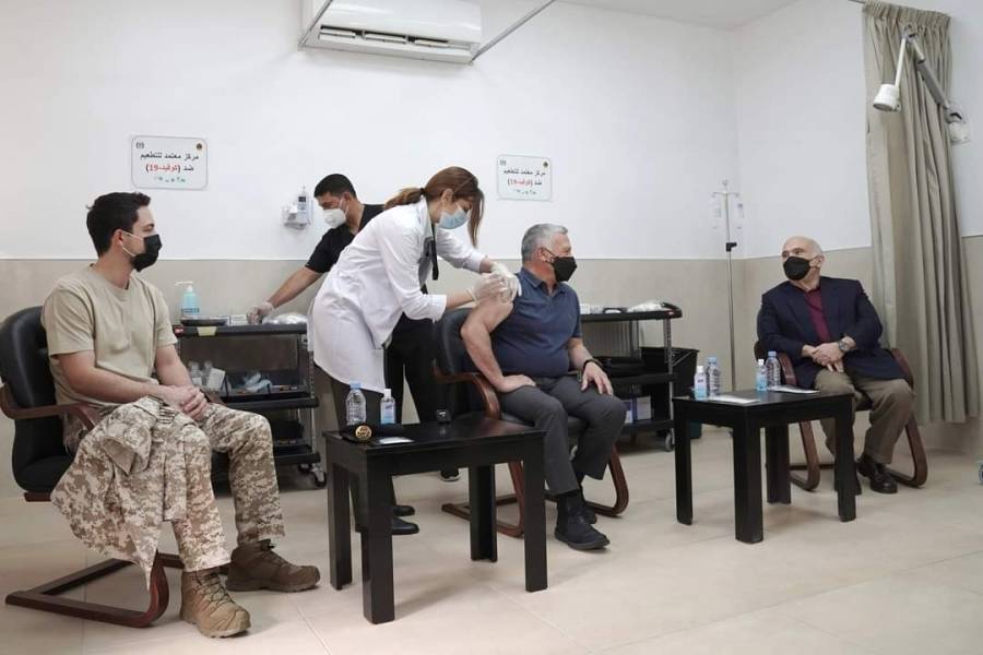 الملك والامير الحسن بن طلال وولي العهد يتلقون لقاح كورونا