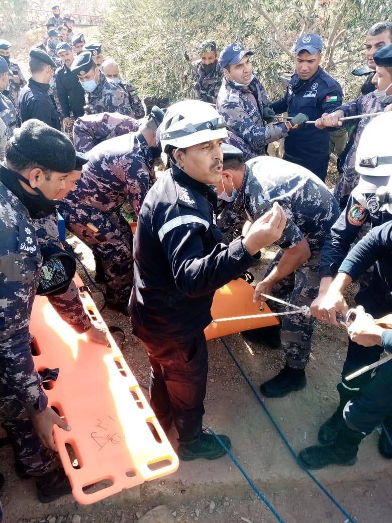 الدفاع المدني ينقذ شخصين من جنسية عربية اثر سقوطهما داخل بئر ماء فارغ بمحافظه معان