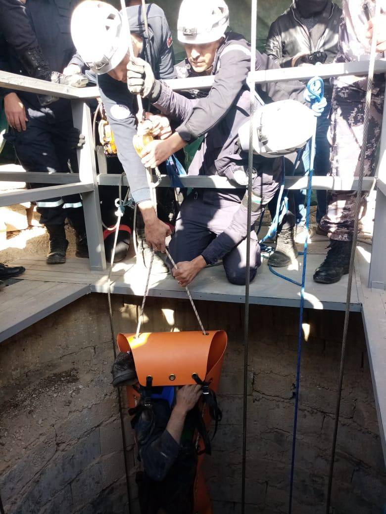 الدفاع المدني ينقذ شخصين من جنسية عربية اثر سقوطهما داخل بئر ماء فارغ بمحافظه معان