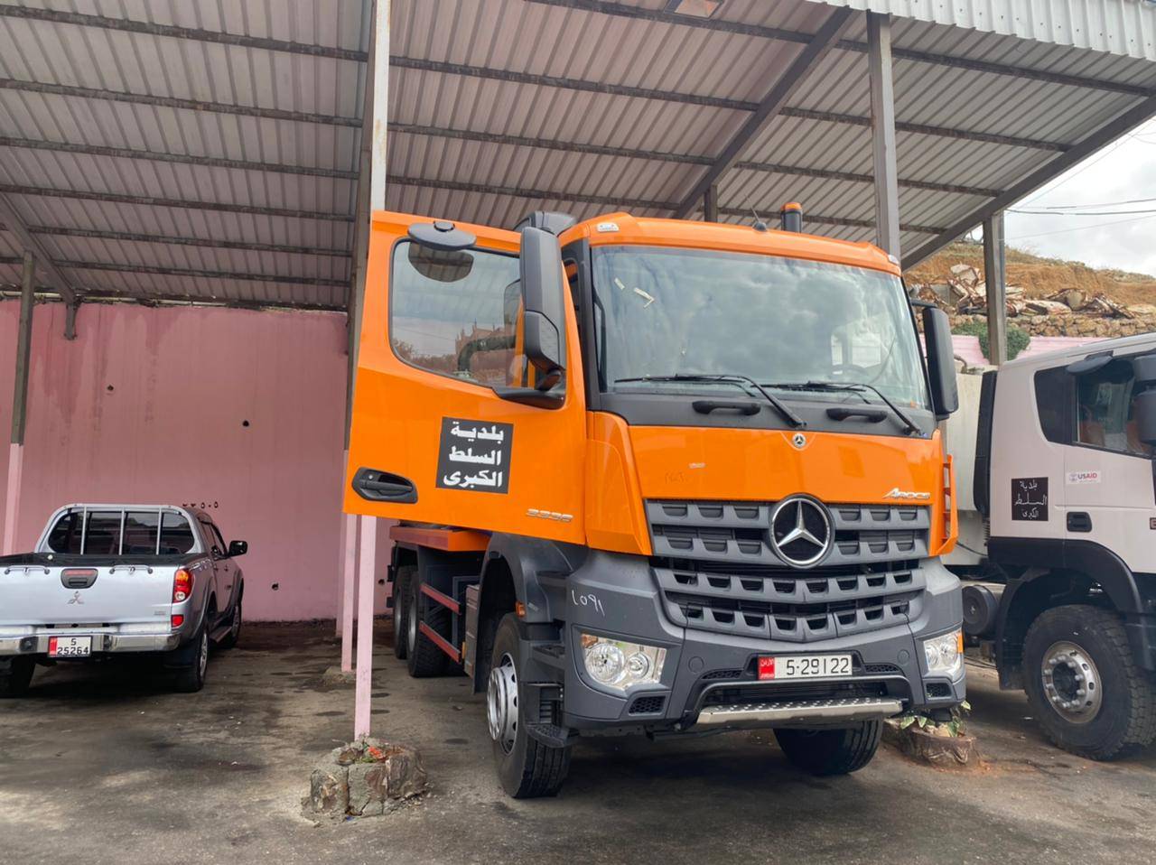 بلدية السلط تضيف خدمة نوعية إلى أسطول آلياتها