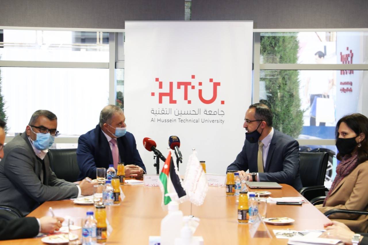 وزير العمل يزور جامعة الحسين التقنية