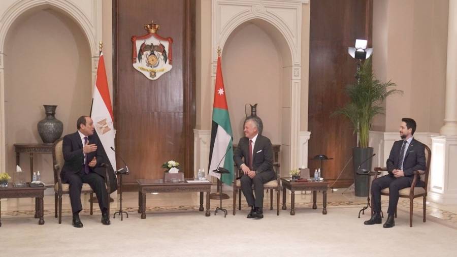 الملك يبحث مع الرئيس المصري سبل تعزيز التعاون بينهما