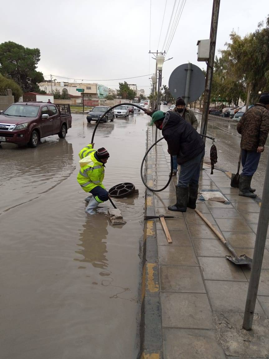 رئيس بلدية المفرق يجري جولة ميدانية بمدينة المفرق لمتابعة سير العمل وتنفيذاً لخطة الطوارئ الشتوية