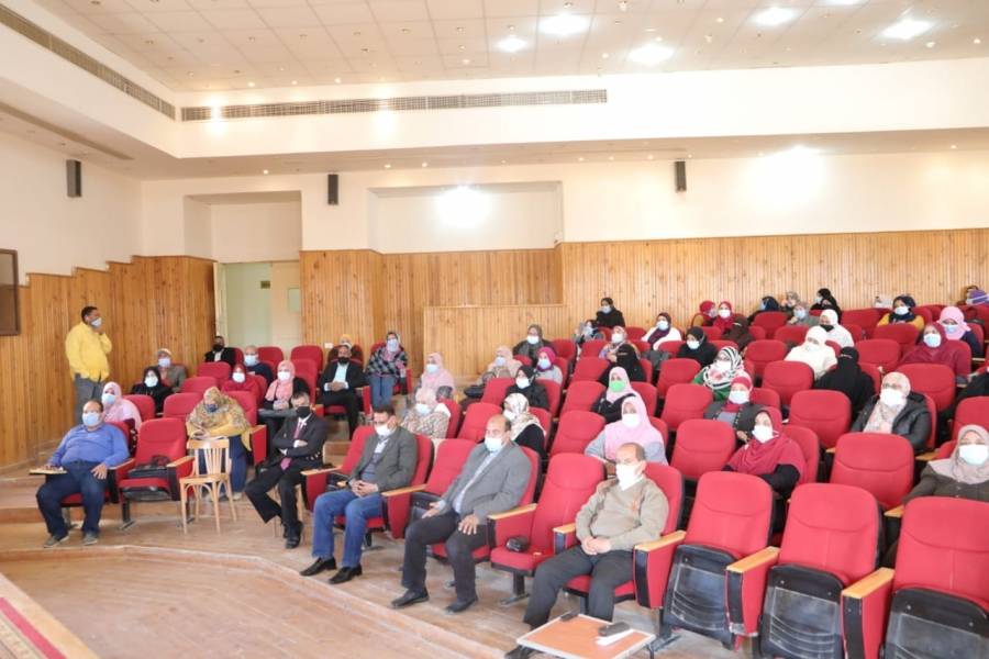 النيلى يفتتح فعاليات الأسبوع الأول لبرنامج إعداد وتأهيل القيادات التربوية للعاملين بإدارة الخارجة التعليمية