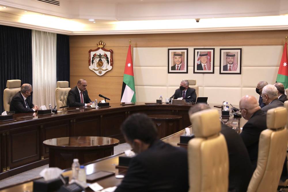 جلالة الملك عبدالله الثاني بن الحسين  يزور رئاسة الوزراء ويترأس جانبا من جلسة مجلس الوزراء. 