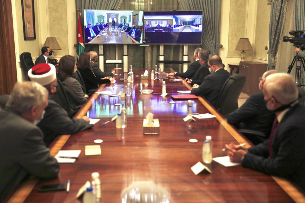 جلالة الملك عبدالله الثاني بن الحسين  يزور رئاسة الوزراء ويترأس جانبا من جلسة مجلس الوزراء. 