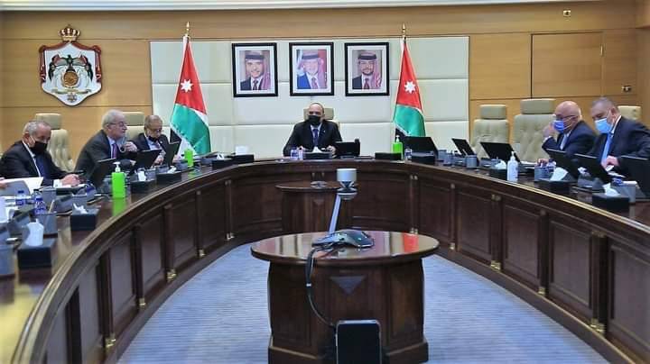 الخصاونة يوجه الفريق الوزاري إلى تكثيف العمل الميداني والتواصل مع المواطنين في جميع المحافظات