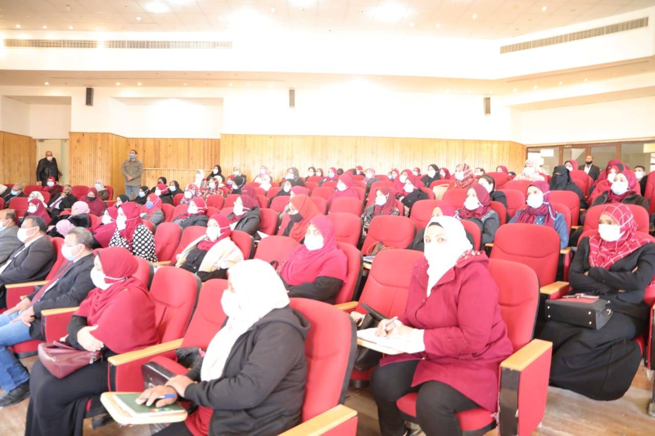 النيلي يحاضر متدربى الدورة التدريبية لتأهيل القيادات التربوية عن انماط القيادة