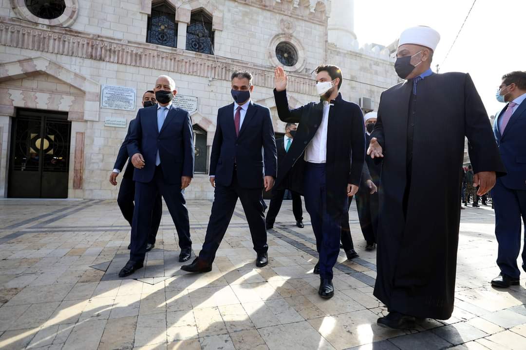 ولي العهد يطلع على مشروع إعادة تأهيل المسجد الحسيني