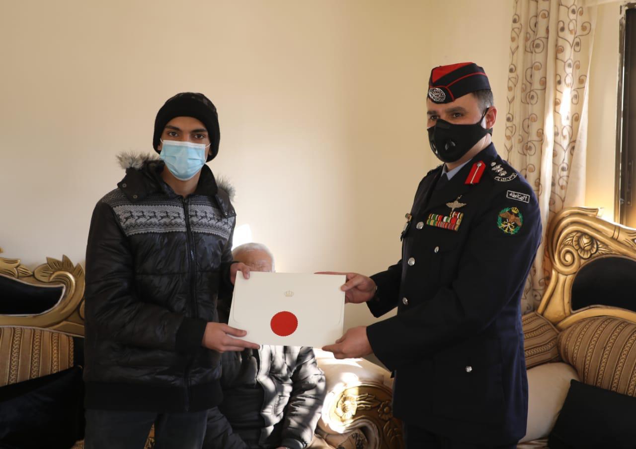 بالصور والفيديو .. تكريم ملكي للجيش الأبيض