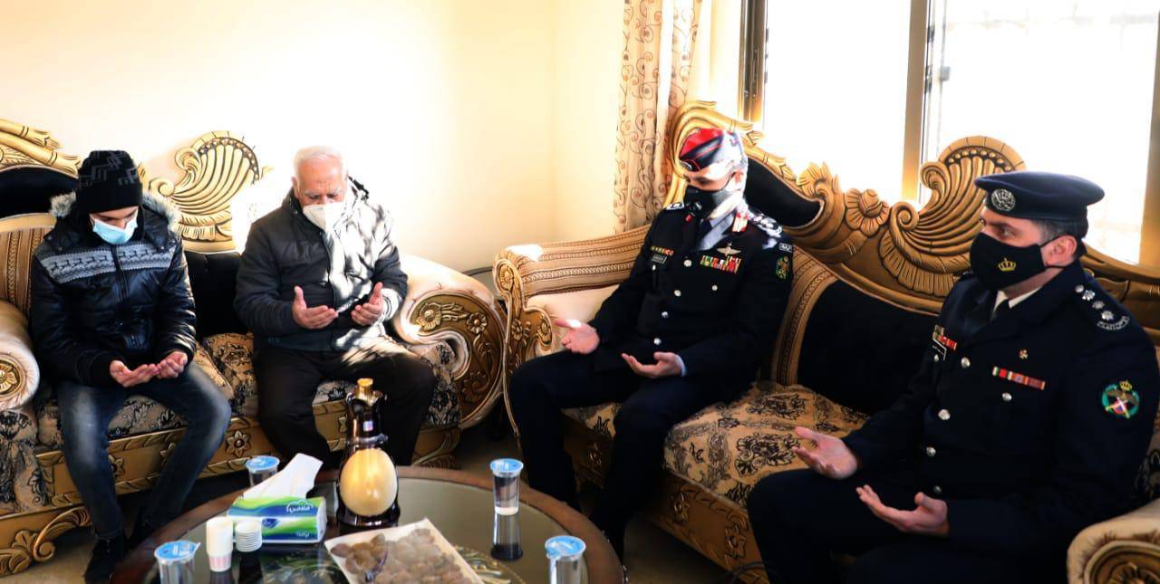 بالصور والفيديو .. تكريم ملكي للجيش الأبيض