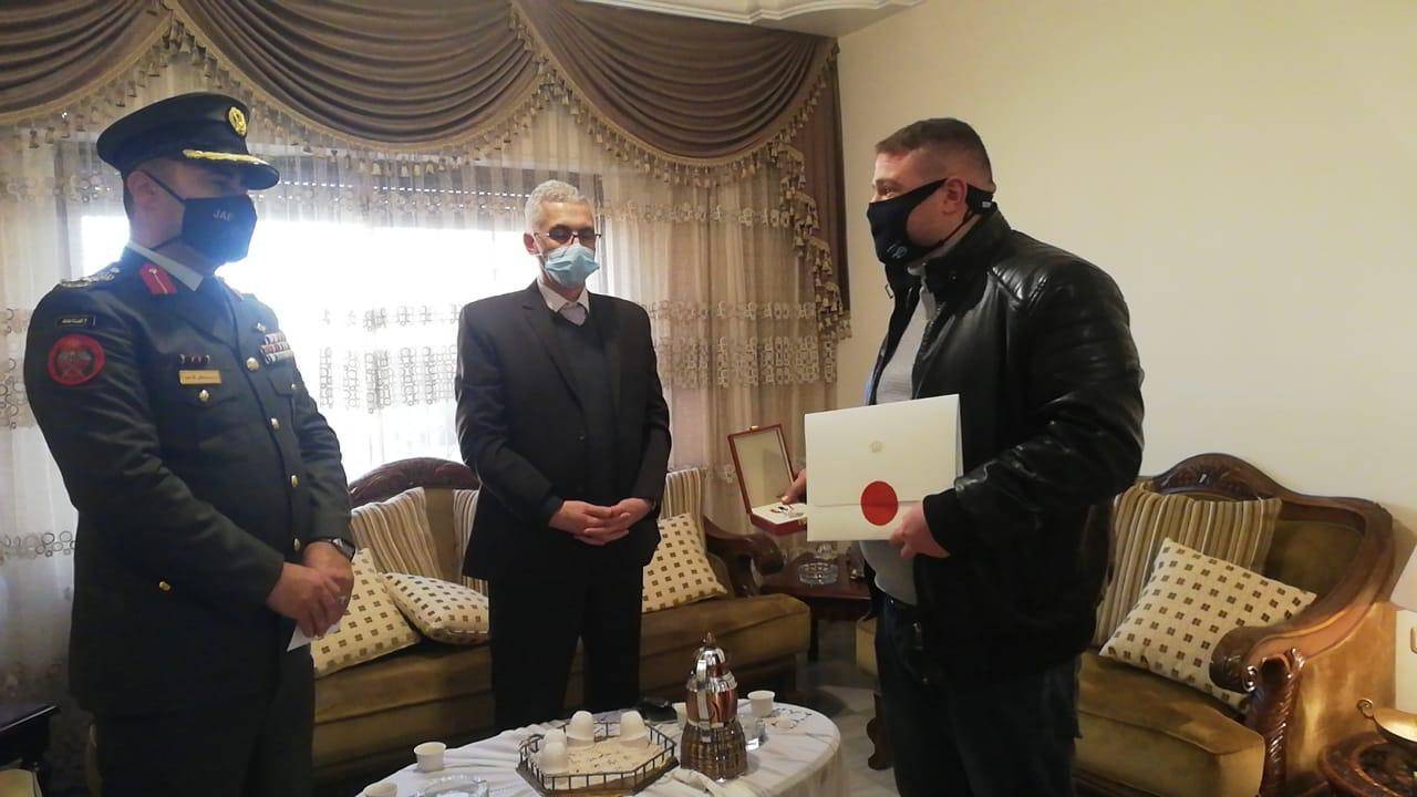 بالصور والفيديو .. تكريم ملكي للجيش الأبيض