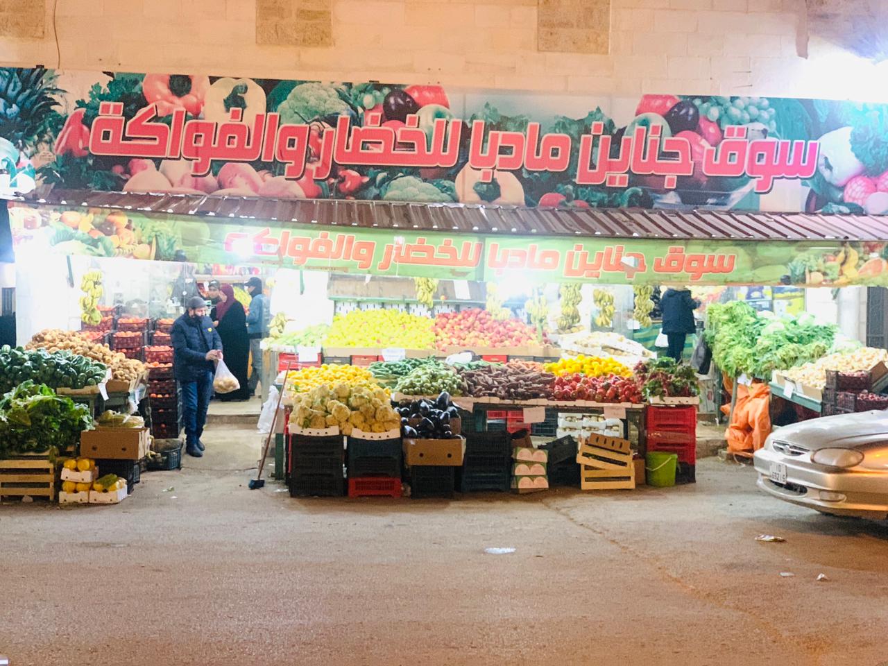 تاجر في مادبا يوزع (الشماغ الأحمر) بمناسبة عيد ميلاد الملك 