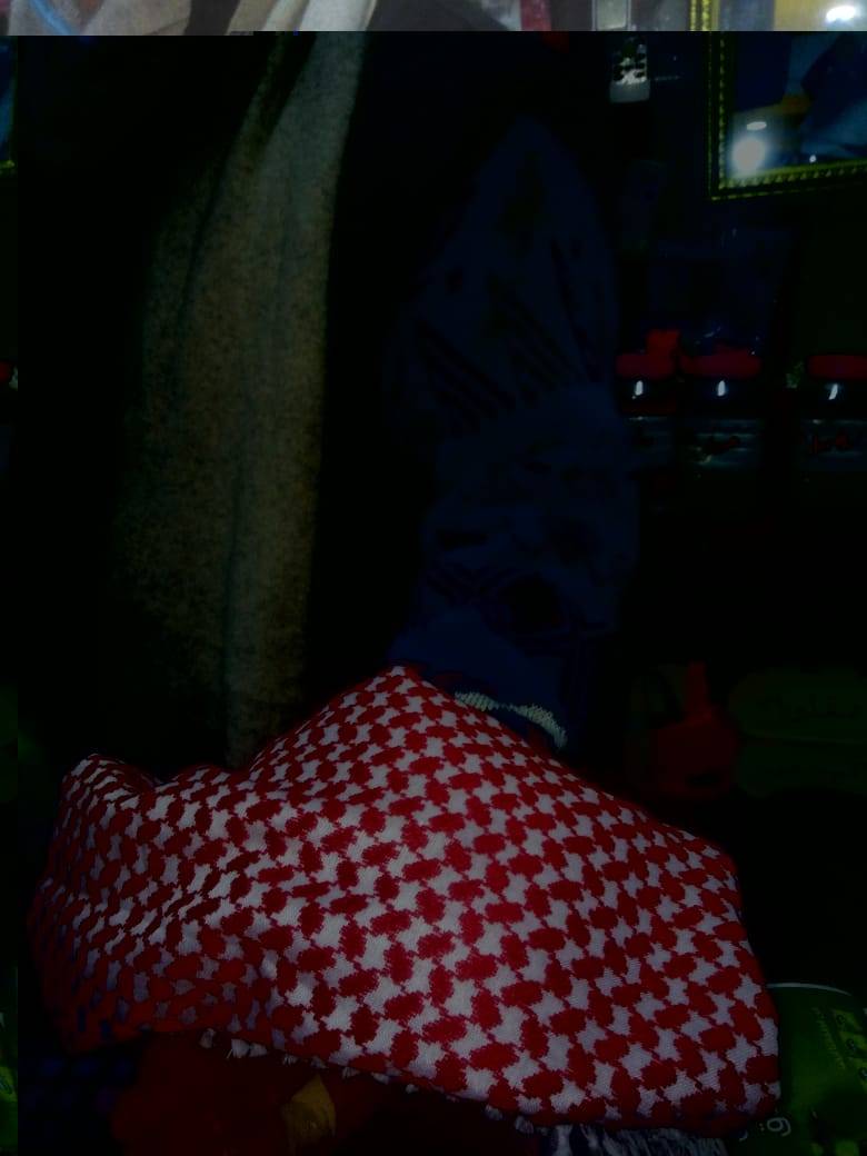 تاجر في مادبا يوزع (الشماغ الأحمر) بمناسبة عيد ميلاد الملك 