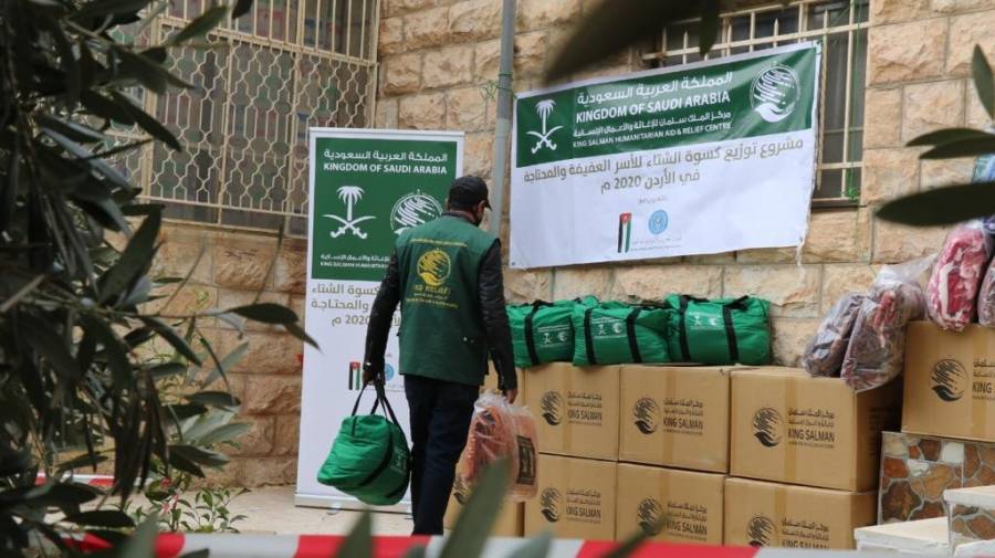 مركز الملك سلمان والخيرية  الهاشمية يوزعان كسوة الشتاء على 18088 أسرة